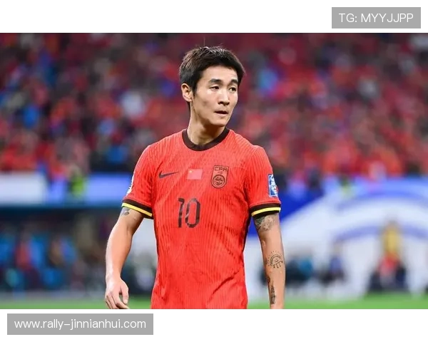 足球巨星跪地滑步瞬间引发全球热议究竟是谁在赛场上演绎精彩时刻